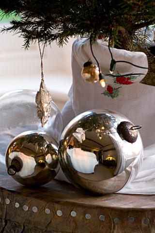 BOONSHILL_FARM_AT_CHRISTMAS_LIVING_ROOM__DECORATIVE_SILVER_CHRISTMAS_TREE_BAUBLES_BESIDE_THE_FRONT_W