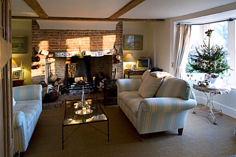 BOONSHILL_FARM_AT_CHRISTMAS_THE_LIVING_ROOM_WITH_SETTEES__FIREPLACE__CHRISTMAS_TREE_BESIDE_THE_WINDO