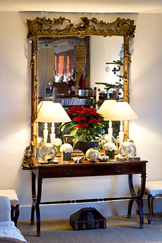 BOONSHILL_FARM_AT_CHRISTMAS_THE_LIVING_ROOM__BEAUTIFUL_TABLE_AND_MIRROR_WITH_POINSETTIA_DESIGNER_LIS