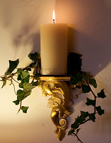 BOONSHILL_FARM_AT_CHRISTMAS_THE_DINING_ROOM__LIGHTING__WALL_CANDLE_WRAPPED_WITH_IVY_DESIGNER_LISETTE