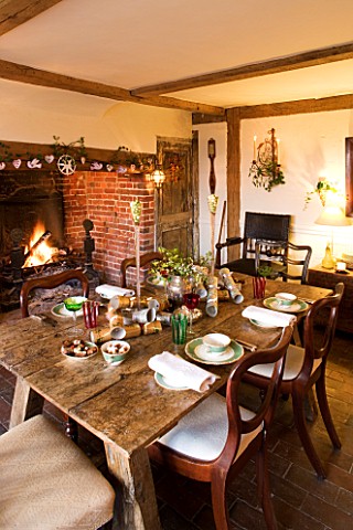 BOONSHILL_FARM_AT_CHRISTMAS_THE_DINING_ROOM_LAID_OUT_FOR_CHRISTMAS_WITH_CRACKERS__MISTLETOE_IN_SILVE