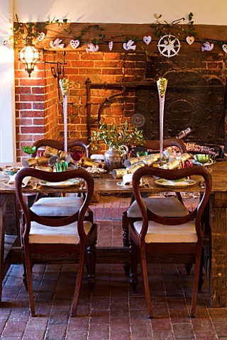 BOONSHILL_FARM_AT_CHRISTMAS_THE_DINING_ROOM__TABLE_LAID_OUT_FOR_CHRISTMAS_WITH_CRACKERS__MISTLETOE_I