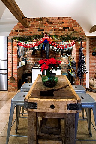 BOONSHILL_FARM_AT_CHRISTMAS_THE_KITCHEN_WITH_TABLE_AND_CHAIRS__AGA_AND_DECORATIONS_DESIGNER_LISETTE_