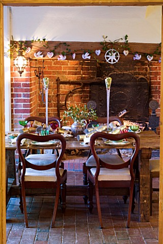 BOONSHILL_FARM_AT_CHRISTMAS_THE_KITCHEN__CHRISTMAS_DECORATIONS_ABOVE_THE_AGA_DESIGNER_LISETTE_PLEASA
