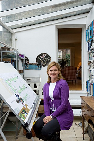 CHARLOTTE_ROWES_HOUSE__INTERIOR_SHOT_OF_CHARLOTTE_IN_HER_DESIGN_OFFICE_WORKING_ON_A_GARDEN_DESIGN