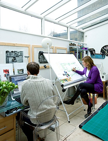 CHARLOTTE_ROWES_HOUSE__INTERIOR_SHOT_OF_CHARLOTTE_IN_HER_DESIGN_OFFICE_WORKING_ON_A_GARDEN_DESIGN