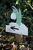 CERNEY HOUSE  GLOUCESTERSHIRE: WOODEN SNOWDROP SIGN IN THE WOODLAND MARKING THE SNOWDROP TRAIL
