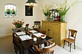 DESIGNERS SUE AYLETT: SUE AYLETTS HOUSE  LONDON: THE DINING ROOM WITH TABLE