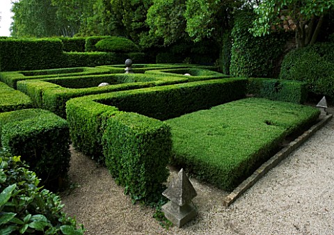 PROVENCE__FRANCE__ALTAVES_BOX_TOPIARY_GARDEN_WITH_ORNAMENTAL_STONE_SCULPTURE