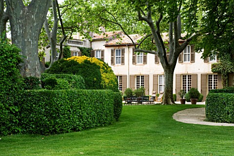 PROVENCE__FRANCE__ALTAVES_GARDEN_LAWN_AND_CLIPPED_HEDGES_IN_FRONT_OF_HOUSE