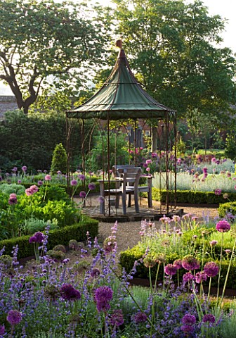 THE_WALLED_GARDEN_AT_COWDRAY__WEST_SUSSEX_DESIGNER_JAN_HOWARD__METAL_GAZEBO_WITH_SEAT_SURROUNDED_BY_