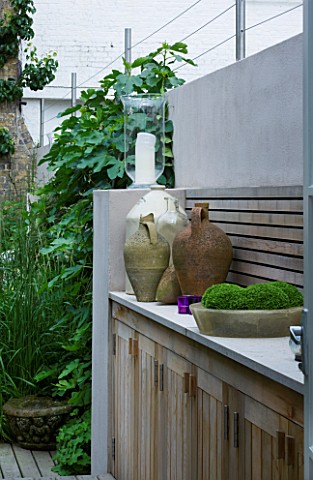DESIGNER_CHARLOTTE_ROWE__LONDON_OWN_GARDEN_WITH_WESTERN_RED_CEDAR_CUPBOARD_WITH_MARBLE_TOP__WOODEN_T