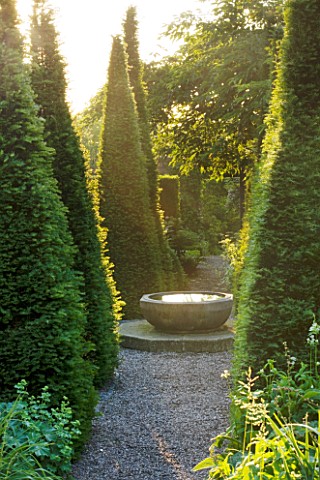 WOLLERTON_OLD_HALL__SHROPSHIRE_WELL_GARDEN_WITH_VIEW_THROUGH_CLIPPED_YEWS_TOWARD_THE_CROFT_GARDEN_TO