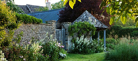 THE_GRAY_HOUSE__OXFORDSHIRE__DESIGNED_BY_TIM_REES_BORDER_BESIDE_THE_LAWN_WITH_A_SUMMERHOUSE