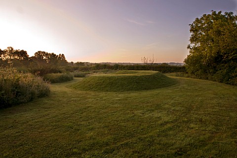 THE_GRAY_HOUSE__OXFORDSHIRE__DESIGNED_BY_TIM_REES_VIEWING_MOUND_IN_EARLY_MORNING_LIGHT