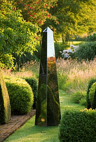 DAVID_HARBER_SUNDIALS_STAINLESS_STEEL_OBELISK_SUNDIAL_AT_PETTIFERS__OXFORDSHIRE__IN_THE_PARTERRE