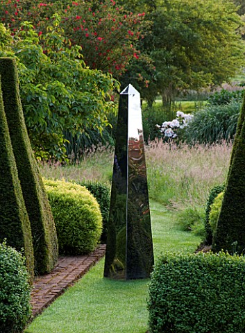 DAVID_HARBER_SUNDIALS_STAINLESS_STEEL_OBELISK_AT_PETTIFERS__OXFORDSHIRE__IN_THE_PARTERRE