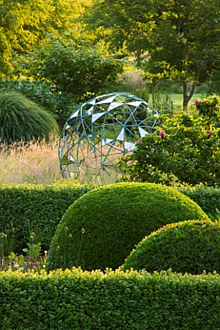 DAVID_HARBER_SUNDIALS_THE_NUAGE__BRONZE_SPHERE_SCULPTURE_SEEN_ACROSS_THE_PARTERRE_WITH_TOPIARY_AT_PE