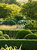DAVID HARBER SUNDIALS: THE NUAGE - BRONZE SPHERE SCULPTURE SEEN ACROSS THE PARTERRE AT PETTIFERS  OXFORDSHIRE. HEDGING  TOPIARY.