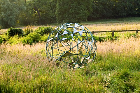 DAVID_HARBER_SUNDIALS_THE_NUAGE__BRONZE_SPHERE_IN_THE_MEADOW_AT_PETTIFERS__OXFORDSHIRE