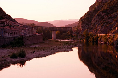 THE_RIVER_AND_RAILWAY_BRIDGE_IN_THE_EVENING_AT_ANDUZE__PROVENCE__FRANCE_THE_TRAIN_STOPS_AT_THE_BAMBO