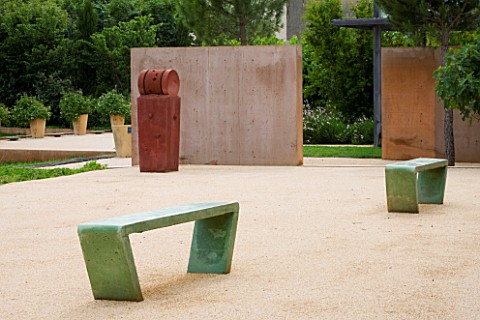 LA_NORIA__FRANCE_GARDEN_DESIGNED_BY_ARNAUD_MAURIERES_AND_ERIC_OSSART__CONCRETE_WALLS_AND_GREEN_BENCH