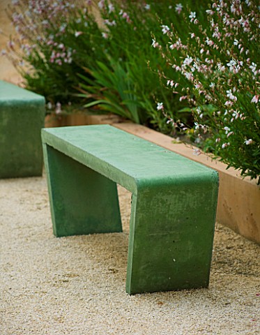 LA_NORIA__FRANCE_GARDEN_DESIGNED_BY_ARNAUD_MAURIERES_AND_ERIC_OSSART__GREEN_CONCRETE_BENCHES_BESIDE_