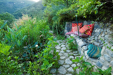 JARDIN_DES_SAMBUCS__FRANCE__THE_SIESTA_BENCH_WITH_LARGE_COBBLES_AND_CUSHIONS