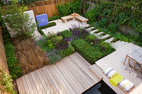 DESCHARLOTTE_ROWE_VIEW_ONTO_FORMAL_TOWNCITY_GARDEN_IN_LONDON_WITH_DECKING__BOX_CUBES__AGAPANTHUS_ENI