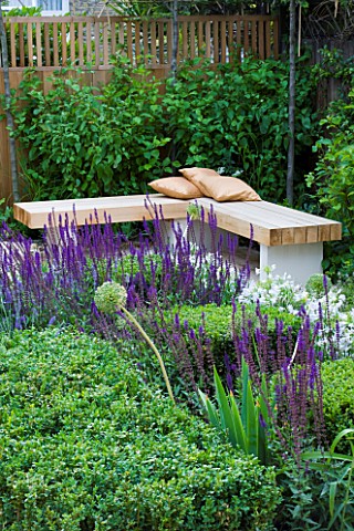 DESIGNER_CHARLOTTE_ROWE__LONDON_FORMAL_TOWNCITY_GARDEN_WITH_WOODEN_CORNER_BENCH_AND_CUSHIONS_WITH_PL