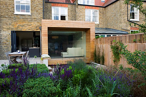 GARDEN_DESIGNER_CHARLOTTE_ROWE__LONDON_FORMAL_TOWNCITY_GARDEN_VIEW_TOWARDS_HOUSE_WITH_GLASS__TIMBER_