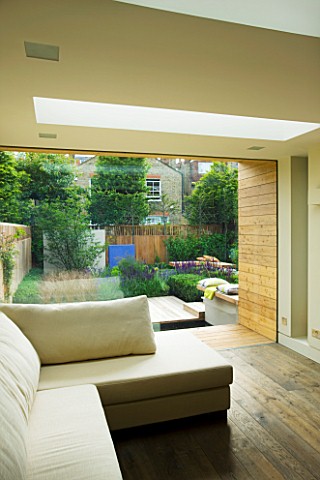 GARDEN_DESIGNER_CHARLOTTE_ROWE__LONDON_VIEW_FROM_LIVING_AREA_OUT_ONTO_FORMAL_TOWNCITY_GARDEN