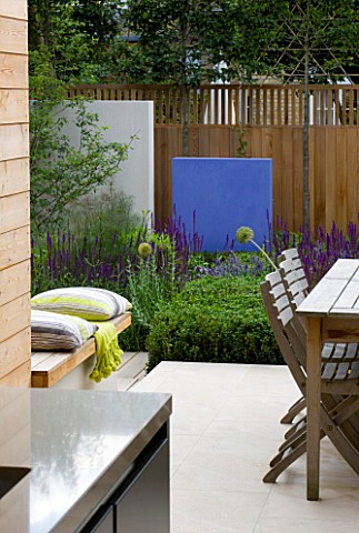 DESIGNER_CHARLOTTE_ROWE__LONDON_FORMAL_TOWNCITY_GARDEN_WITH_BLUE_FEATURE_WALL_AND_FENCETRELLIS_AND_P