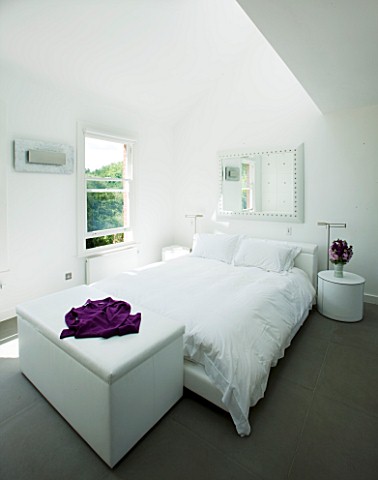 TANIA_LAURIE__LONDON_WHITE_BEDROOM_WITH_BED__BLANKET_BOX_AND_BEDSIDE_TABLE_WITH_VASE_OF_SCENTED_STOC