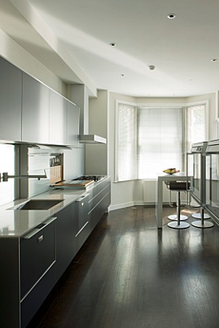 TANIA_LAURIE__LONDON_CONTEMPORARY_KITCHEN_WITH_BLACK_UNITS__WOODEN_FLOOR_AND_BREAKFAST_BAR
