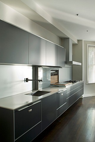 TANIA_LAURIE__LONDON_CONTEMPORARY_KITCHEN_WITH_BLACK_UNITS_AND_COMPOSITE_WORKTOP