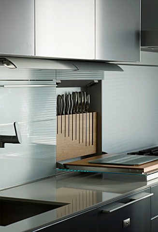 TANIA_LAURIE__LONDON_KITCHEN_WITH_CONCEALED_PULLDOWN_KNIFE_BLOCK