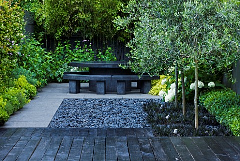 TANIA_LAURIE__LONDON_SMALL_CONTEMPORARY_GARDEN_BY_CHARLOTTE_ROWE_BLACK_DECK_WITH_GREY_POLISHED_PEBBL