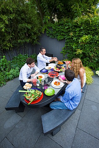 TANIA_LAURIE__LONDON_TANIA_AND_FAMILY_SIT_DOWN_TO_LUNCH_IN_THEIR_CONTEMPORARY_GARDEN_DESIGNED_BY_CHA