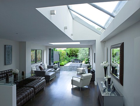 TANIA_LAURIE__LONDON_INTERIOR_OF_LIVING__DINING_AREA_WITH_ROOFLIGHT_LEADING_OUT_ONTO_CONTEMPORARY_GA