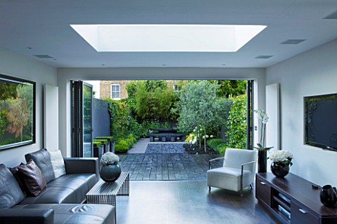 TANIA_LAURIE__LONDON_INTERIOR_OF_LIVING_AREA_LEADING_OUT_ONTO_PATIO_AND_CONTEMPORARY_GARDEN_DESIGNED
