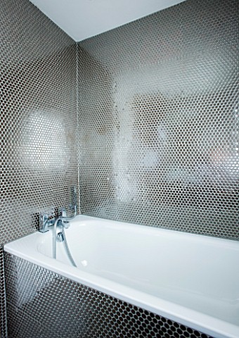TANIA_LAURIE__LONDON_STYLISH__CONTEMPORARY_BATHROOM_WITH_WHITE_BATH_AND_SILVER_HONEYCOMB_EFFECT_MOSA