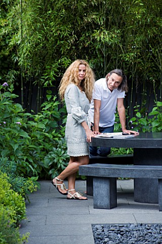 TANIA_LAURIE__LONDON_TANIA_LAURIE_AND_HER_PARTNER_DANIEL_IN_THEIR_SMALL_CONTEMPORARY_GARDEN_DESIGNED