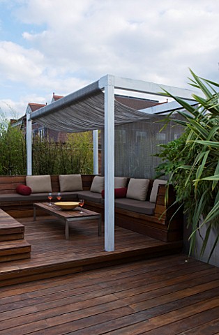 CONTEMPORARY_FORMAL_ROOF_TERRACE_GARDEN_DEIGNED_BY_DATA_NATURE_ASSOCIATES_DECK_AREA_WITH_PERGOLA__TA