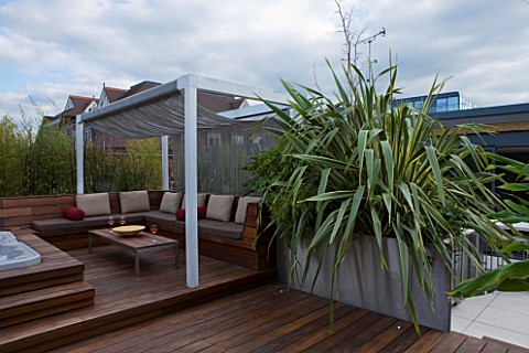 CONTEMPORARY_FORMAL_ROOF_TERRACE_GARDEN_DEIGNED_BY_DATA_NATURE_ASSOCIATES_DECK_AREA_WITH_PERGOLA__TA