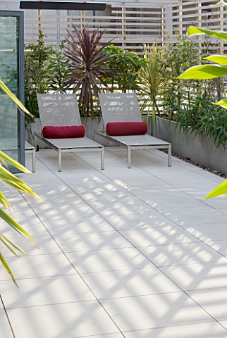 CONTEMPORARY_FORMAL_ROOF_TERRACE_GARDEN_DESIGNED_BY_DATA_NATURE_ASSOCIATES_SEATING_AREA_WITH_SUN_LOU