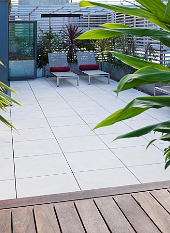 CONTEMPORARY_FORMAL_ROOF_TERRACE_GARDEN_DESIGNED_BY_DATA_NATURE_ASSOCIATES_SEATING_AREA_WITH_SUN_LOU