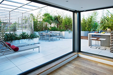 CONTEMPORARY_FORMAL_ROOF_TERRACE_GARDEN_DESIGNED_BY_DATA_NATURE_ASSOCIATES_VIEW_OUT_OF_APARTMENT_TO_