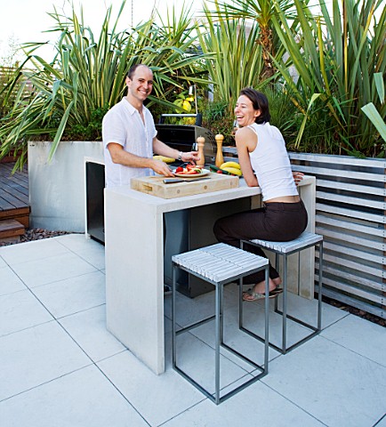 CONTEMPORARY_FORMAL_ROOF_TERRACE_GARDEN_DESIGNED_BY_DATA_NATURE_ASSOCIATES_NICK_LEITHSMITH_AND_KRIST