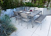 CONTEMPORARY FORMAL ROOF TERRACE/ GARDEN DESIGNED BY DATA NATURE ASSOCIATES: SEATING AREA WITH TABLE  CHAIRS  TRELLIS AND RAISED BEDS